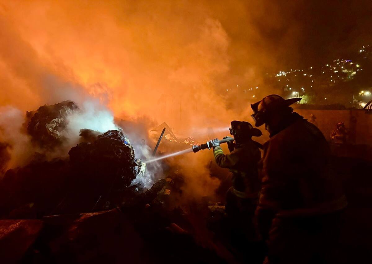 Un fuerte incendio en la colonia Rancho Las Flores segunda sección consumió por completo varias viviendas, dejando a familias en la calle. Foto: Border Zoom