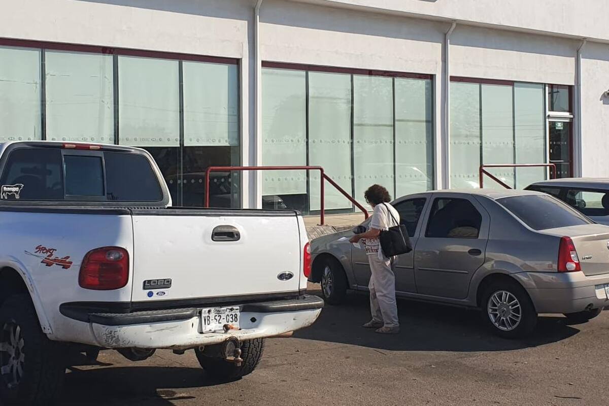 Despojan de cerca de 25 mil pesos a persona en estacionamiento de banco