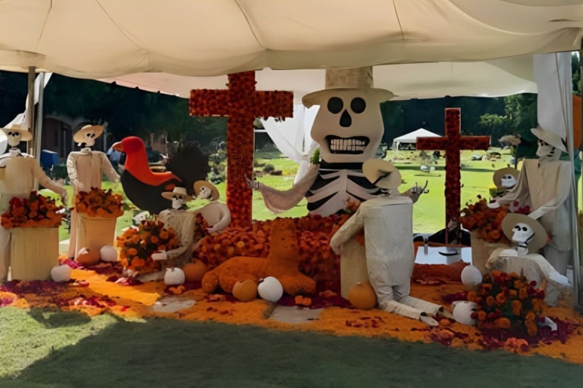 ¿Cómo es la decoración de Día de Muertos en la tumba de “El Mencho” que indigna en redes? Flores de cempasúchil y calaveras gigantes rodean la sepultura del exlíder del CJNG