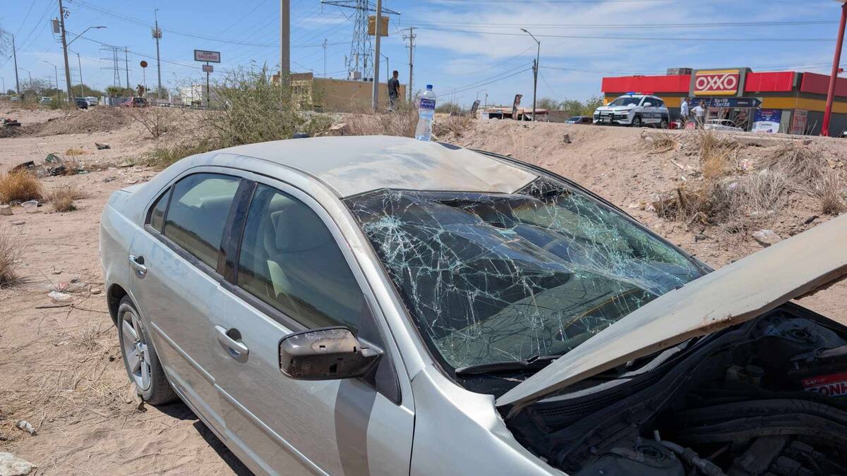 Según el informe de Seguridad Pública Municipal, la persona a bordo del auto presentó politraumatismo, por lo que requirió asistencia médica y fue trasladada a un hospital. Foto: Julián Ortega.