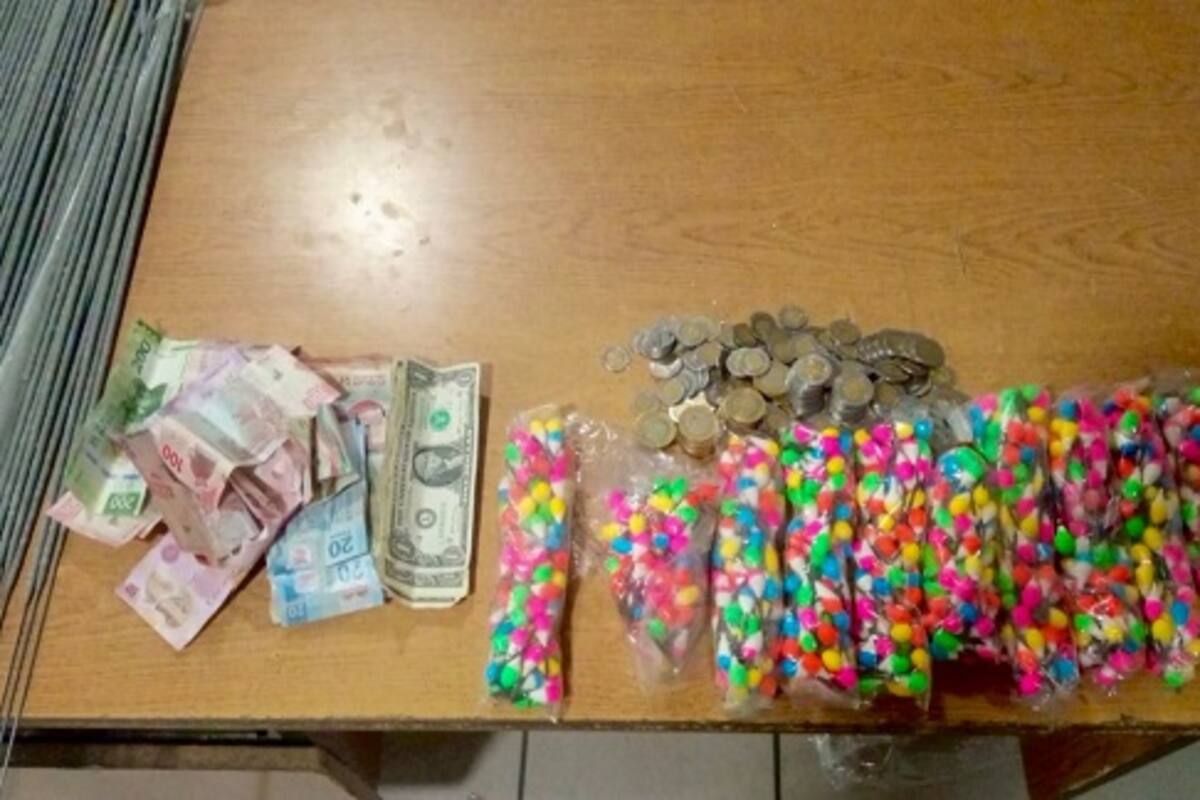 Detienen a tres mujeres por venta de cohetes en la vía pública