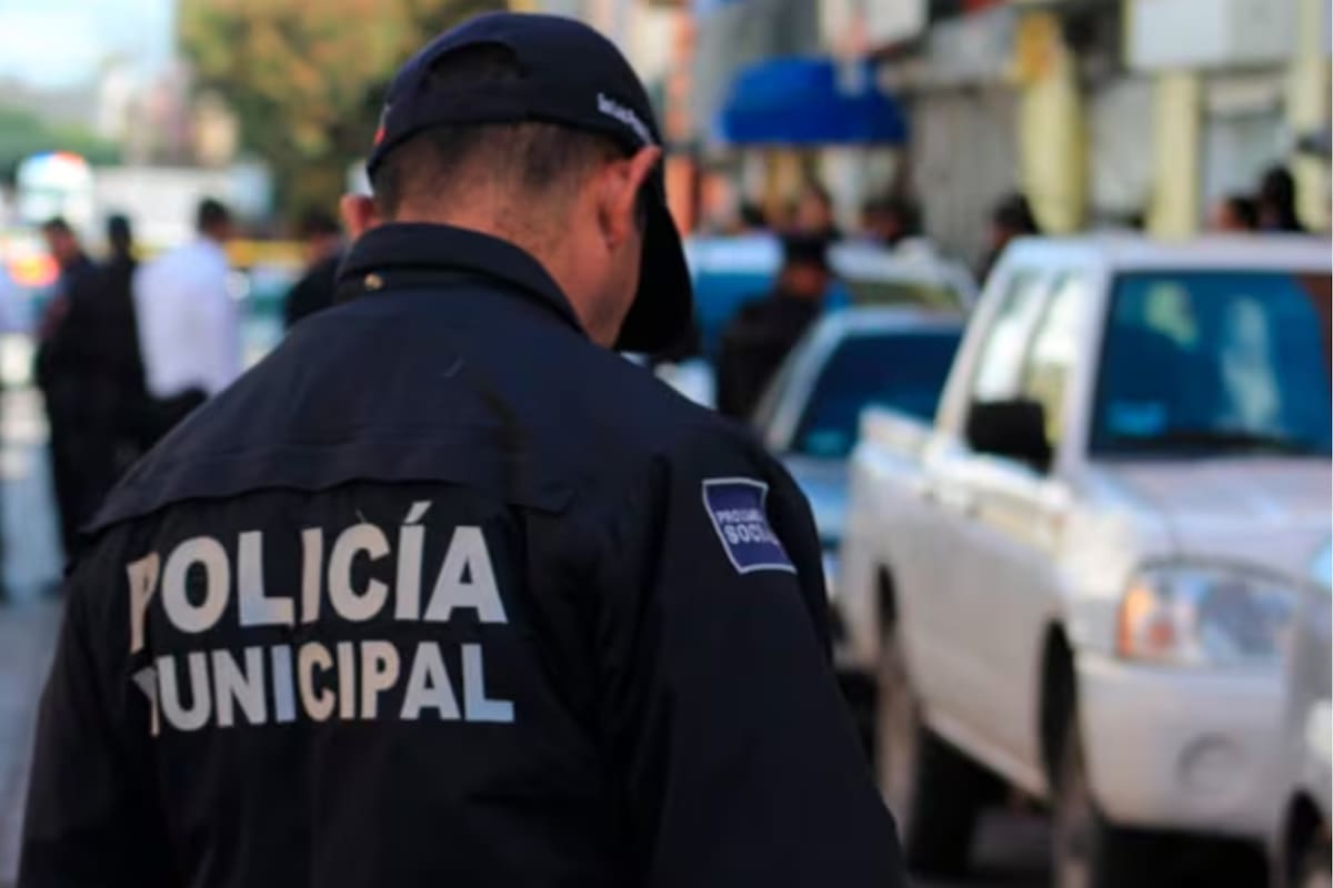 Vecinos de Tepeaca denuncian que policías desaparecen en horarios críticos mientras camiones de gas LP robado circulan y una bodega estalla consumiendo 40 mil litros