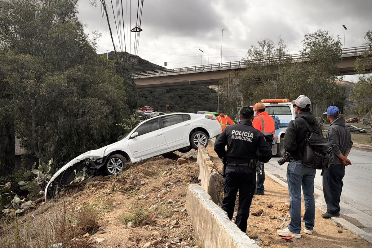 Conductor cae a barranco de 4 metros en carretera libre Rosarito-Tijuana