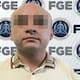 Entra como cliente a una tienda, empuja a la empleada y roba dinero