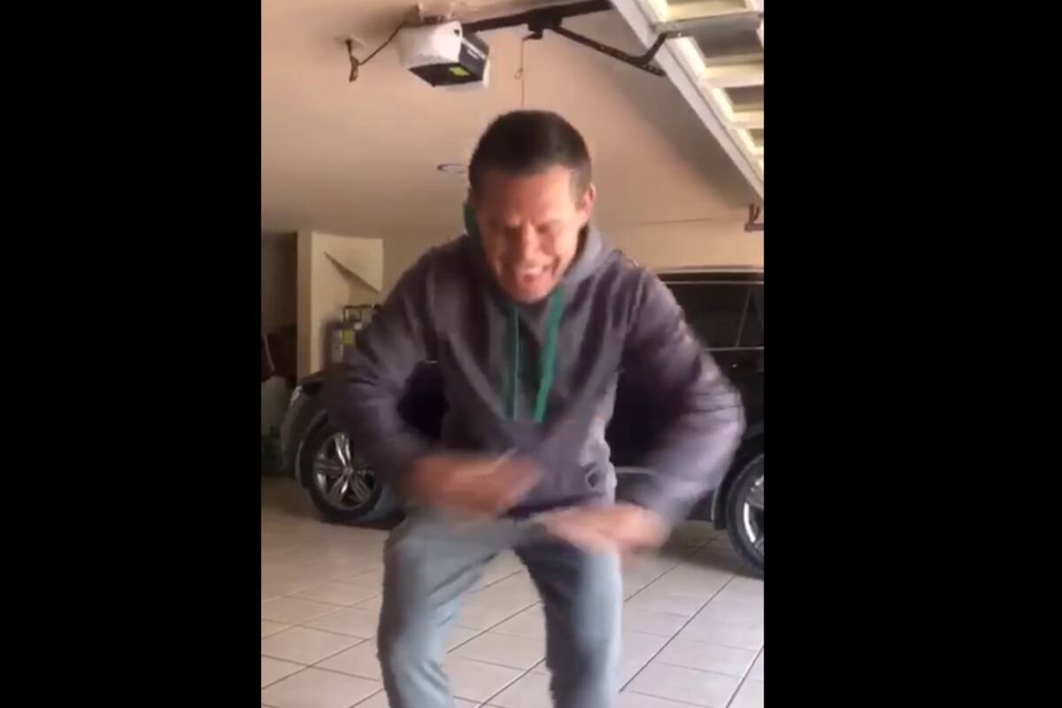Al son de "Mi yaquesita", Julio César Chávez muestra sus movimientos de baile