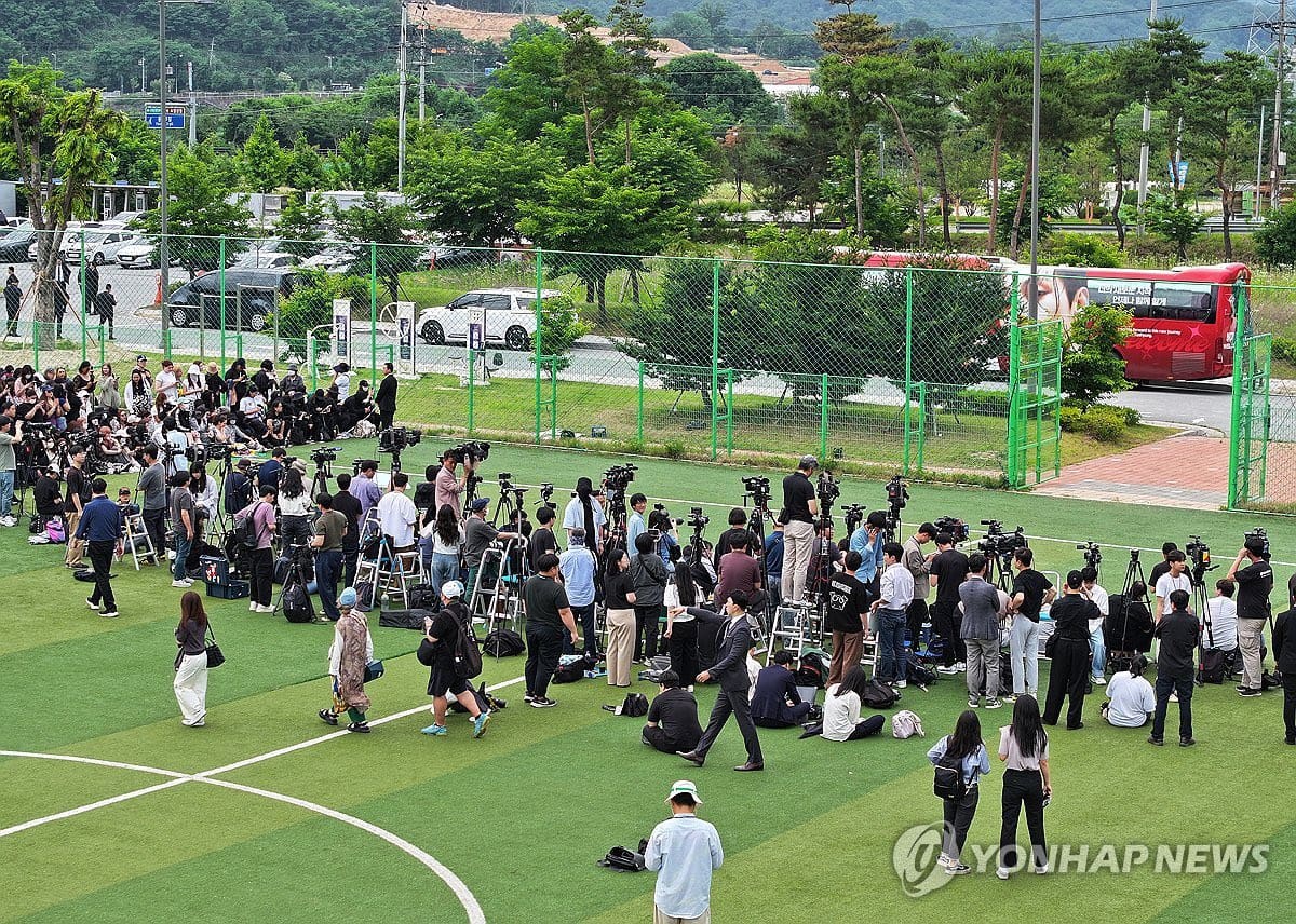 Vista aérea de los medios de comunicación que fueron a recibir a los miembros de BTS en su salida del servicio militar. | Foto: YonhapNews