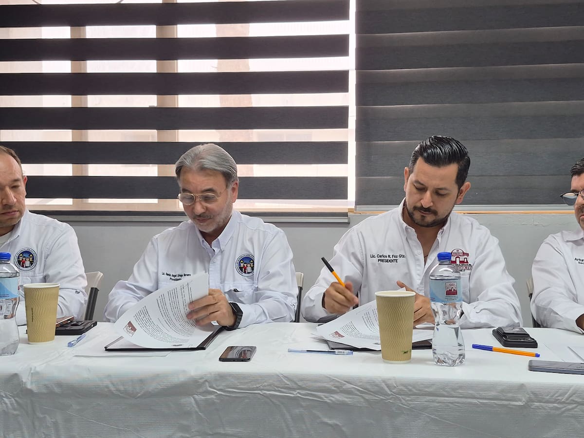 Representantes del Patronato de Seguridad Pública y del Patronato del Centro firmaron el convenio para impulsar la actividad comercial en el primer cuadro de Hermosillo. FOTO: GAMALIEL GONZÁLEZ