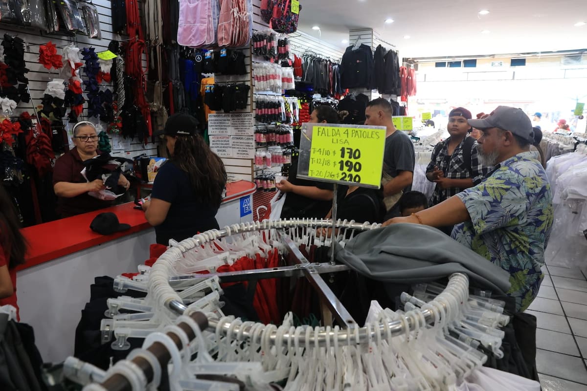 Regreso a clases en Tijuana: papelerías y tiendas de uniformes se llenan por compras de última hora
