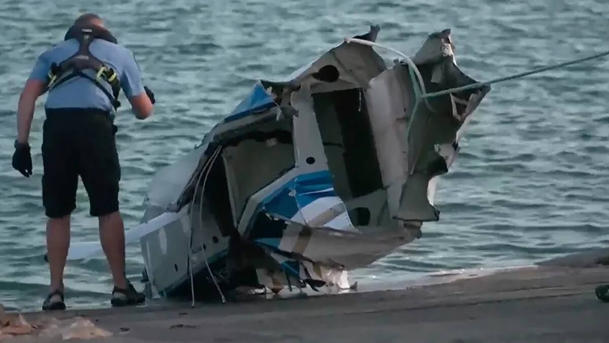 En este video proporcionado por Australian Broadcasting Corporation, parte de los restos de un avión son arrastrados hasta la costa en la isla Rottnest, Australia, el 7 de enero de 2025, después de que el hidroavión se estrellara. / CNN. - AP.