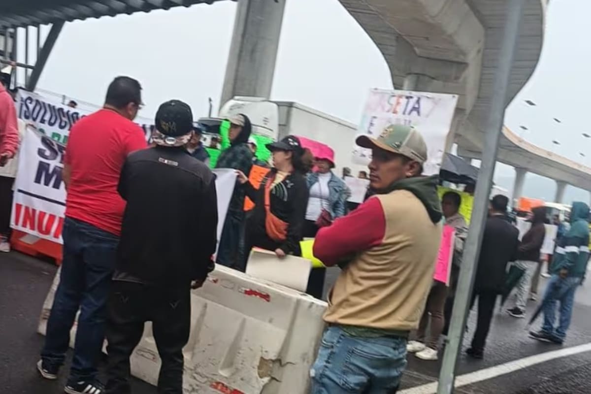 Padres y madres de los 43 normalistas de Ayotzinapa rompieron el bloqueo de la caseta de Tlalpan tras casi dos horas de retención de 16 camiones y lograron garantizar el paso pacífico mientras estudiantes recibían apoyo alimentario