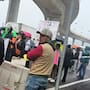 Padres y madres de los 43 normalistas de Ayotzinapa rompieron el bloqueo de la caseta de Tlalpan tras casi dos horas de retención de 16 camiones y lograron garantizar el paso pacífico mientras estudiantes recibían apoyo alimentario