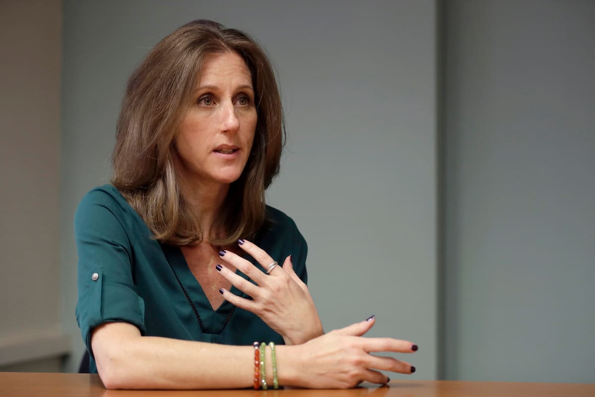 Kim Goldman, hermana de la exesposa asesinada de O.J. Simpson Nicole Brown Simpson, posa el viernes 7 de junio del 2019 en Los Angeles. (AP Foto/Marcio José Sánchez)