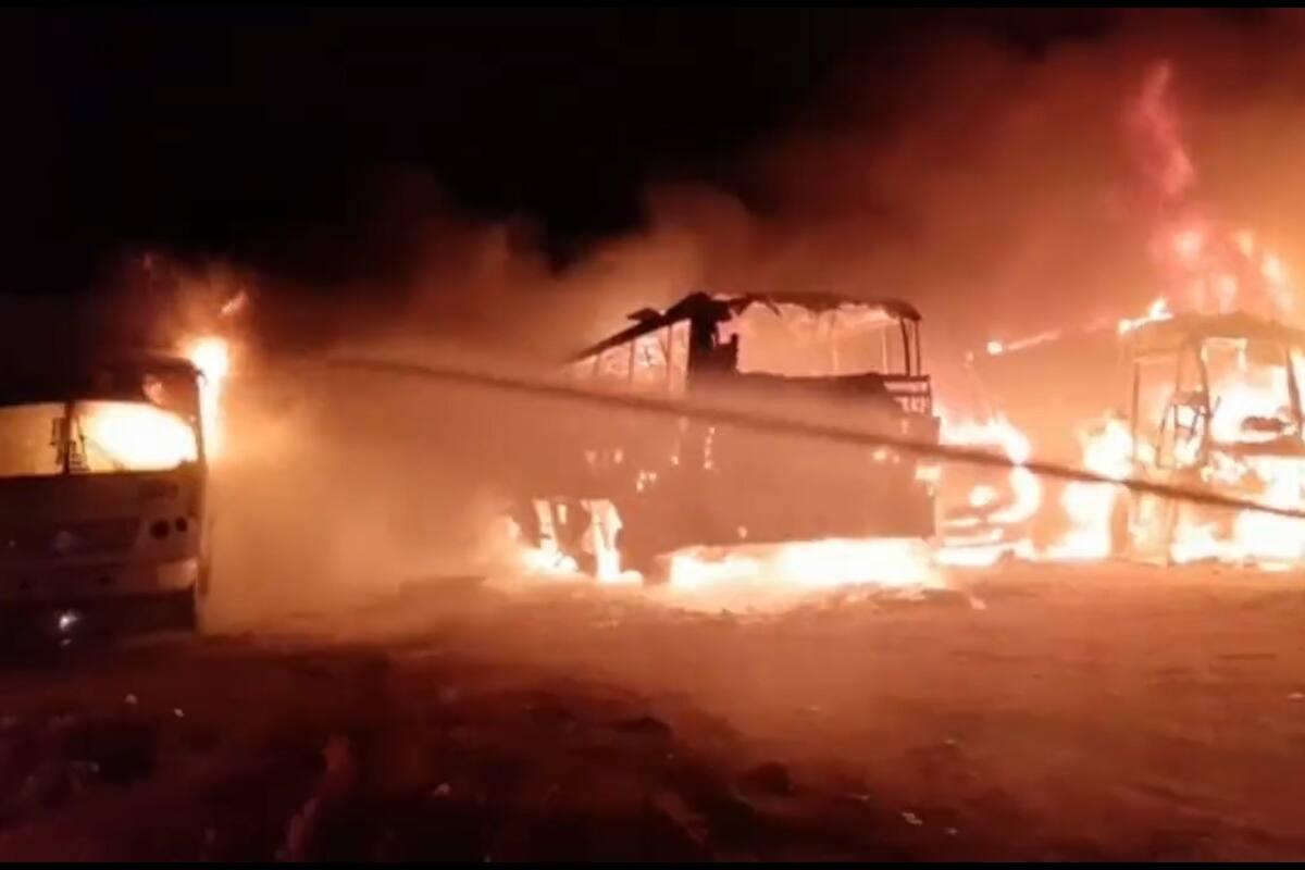 VIDEO: Voraz incendio consume camiones resguardados en un lote rumbo a Bahía de Kino