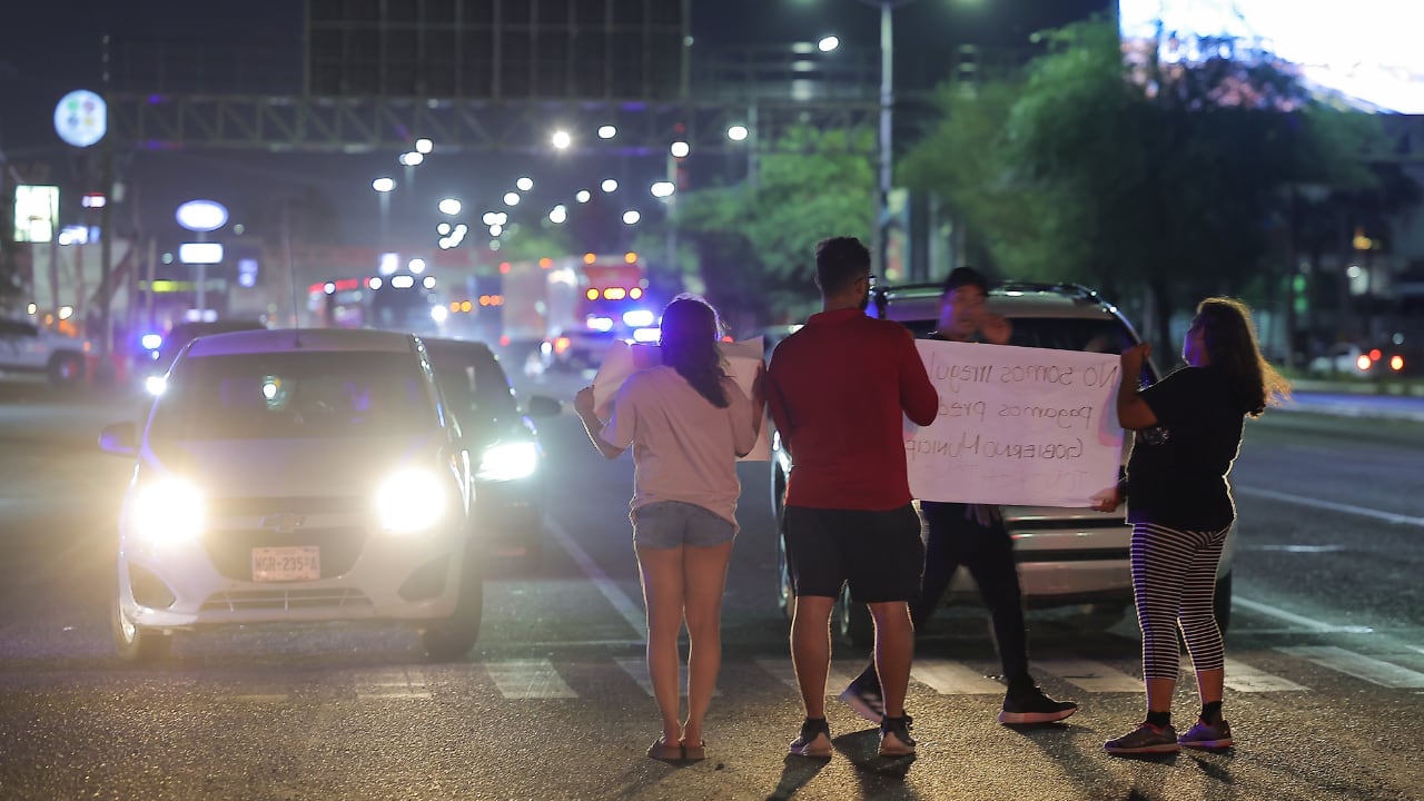 Manifestantes solicitaron agilizar el proyecto de electrificación de Altares 2 en Hermosillo.