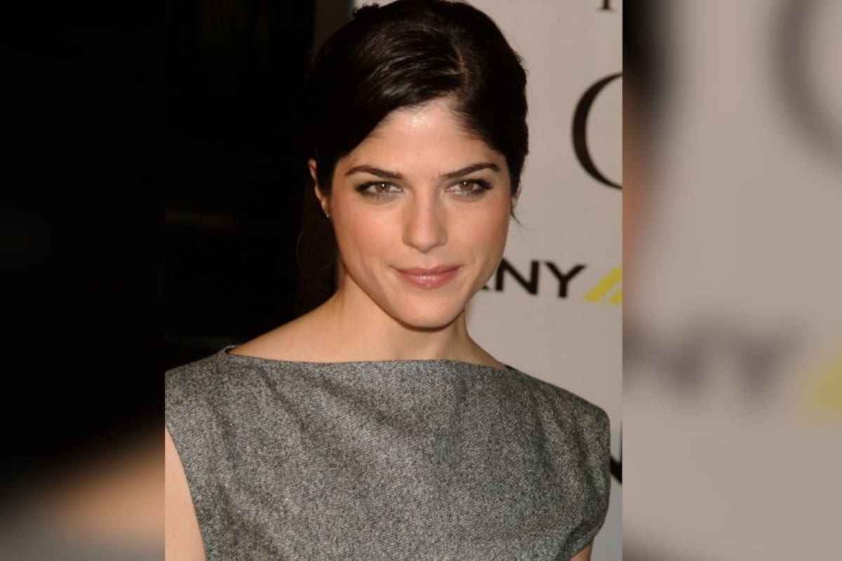 Selma Blair podría enfrentar hasta 7 años de prisión en Nueva York tras declararse no culpable por agredir a un policía y a una enfermera