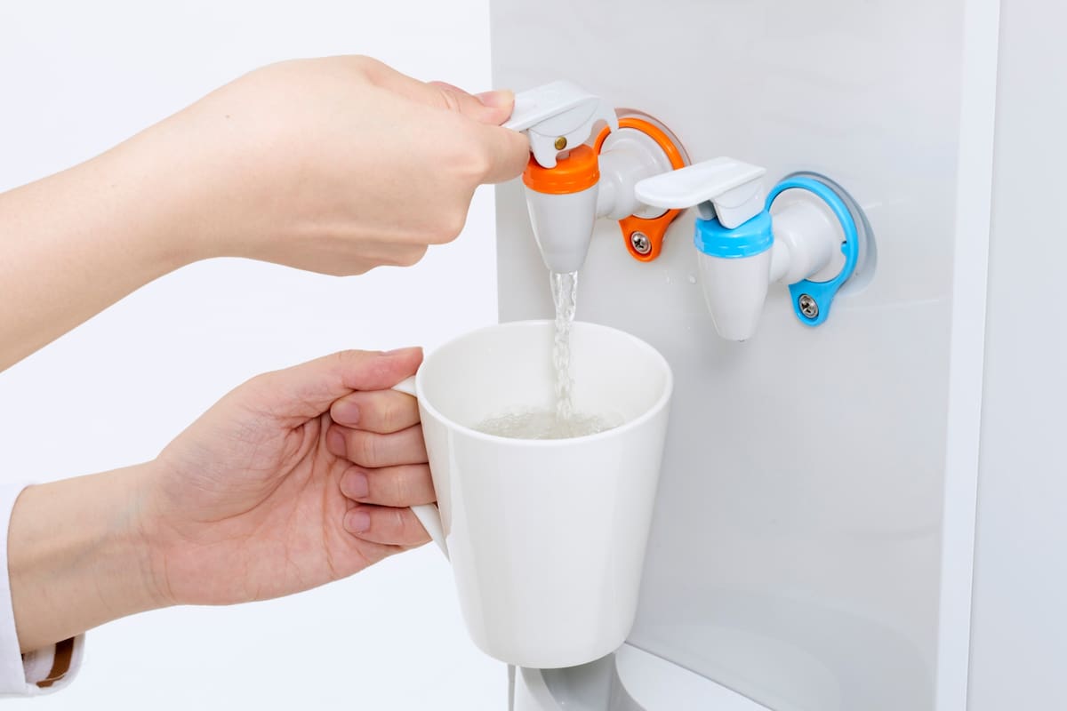 El dispensador de agua de tu oficina está más sucio de lo que crees: aquí te explicamos por qué