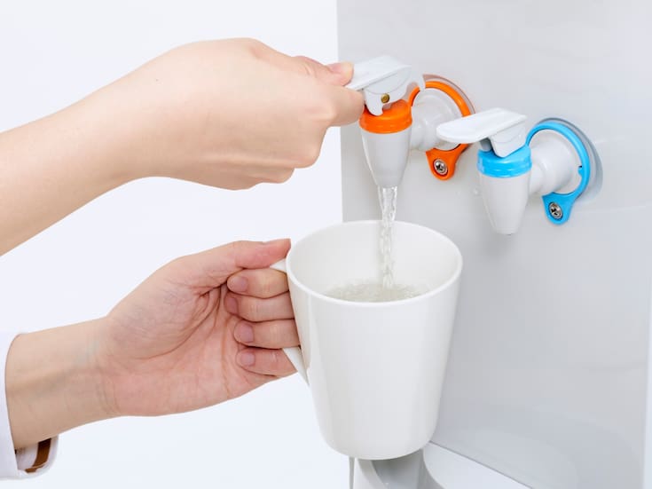 El dispensador de agua de tu oficina está más sucio de lo que crees: aquí te explicamos por qué