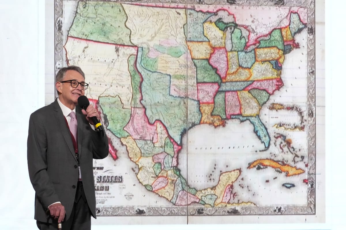 Claudia Sheinbaum, acompañada por José Alfonso Suárez del Real, asesor político, presentó un mapamundi de 1607 en el que aparece el término “América Mexicana” para referirse a gran parte del territorio que hoy conforman México y Sudamérica. Foto: Presidencia de México
