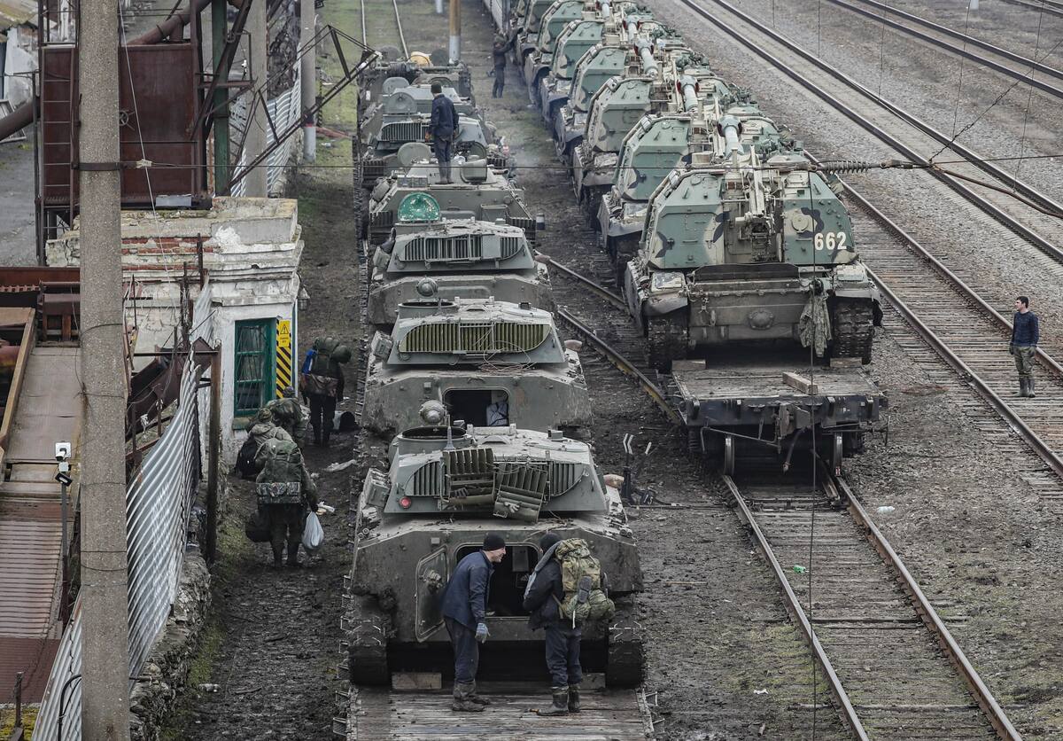 Vehículos rusos preparados para partir el miércoles en la estación de Rostov Of Don, en la región de Rostov. (Rusia) EFE/EPA/STRINGER
