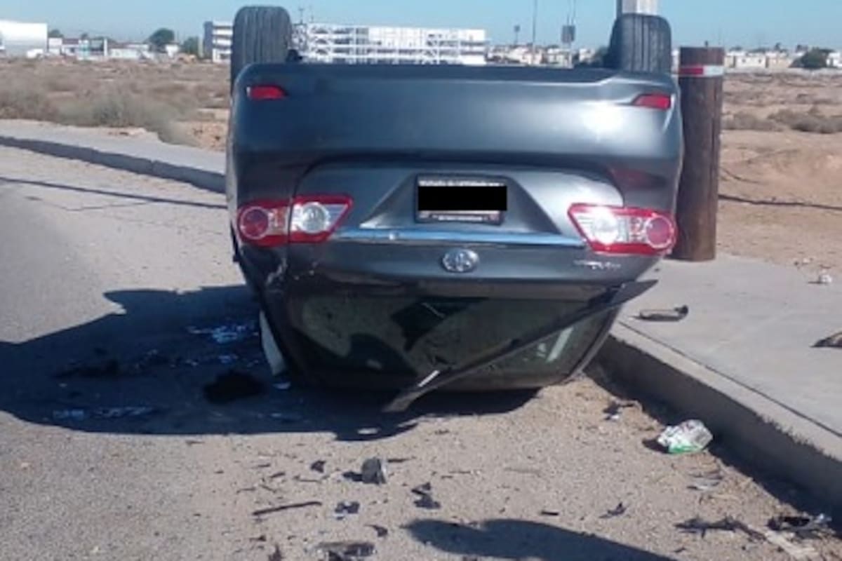 Cuatro lesionados tras choque y volcadura al oriente de Mexicali
