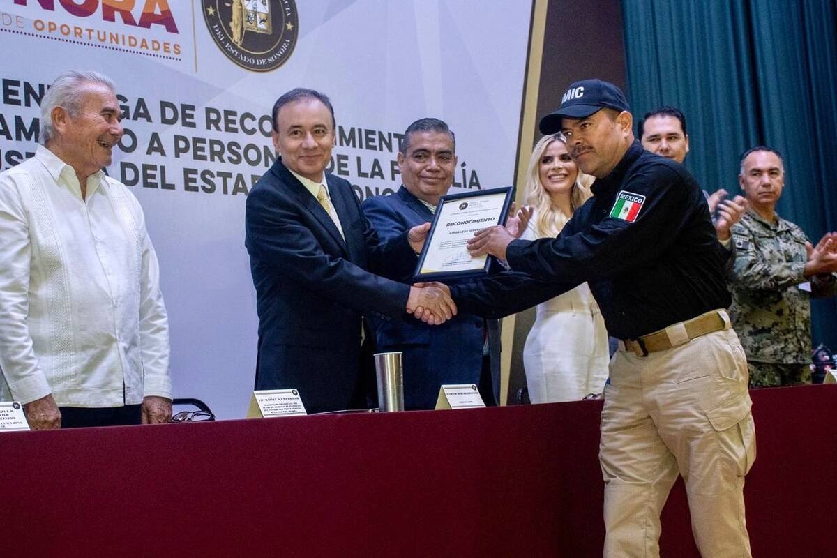 Entrega Gobernador Reconocimientos y equipo a la FGJE