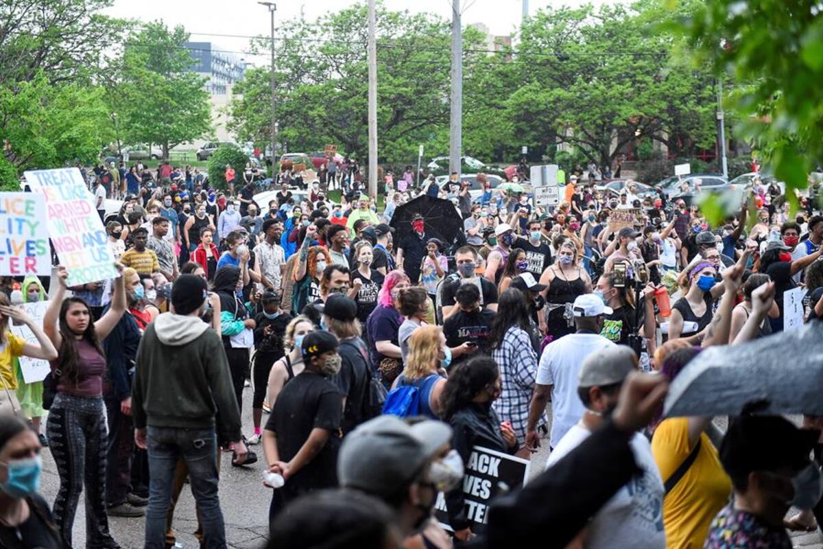 Asesinato de George Floyd: Miles de personas protestan por la muerte de un afroamericano a manos de policías en EU