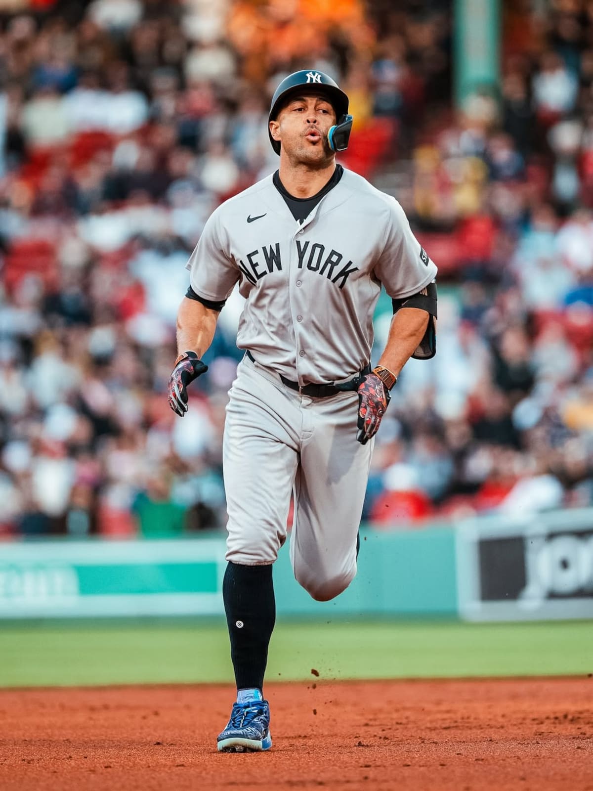 Giancarlo Stanton corre las bases con el clásico jersey gris de visitante y las letras en azul marino. (Foto: @yankees)