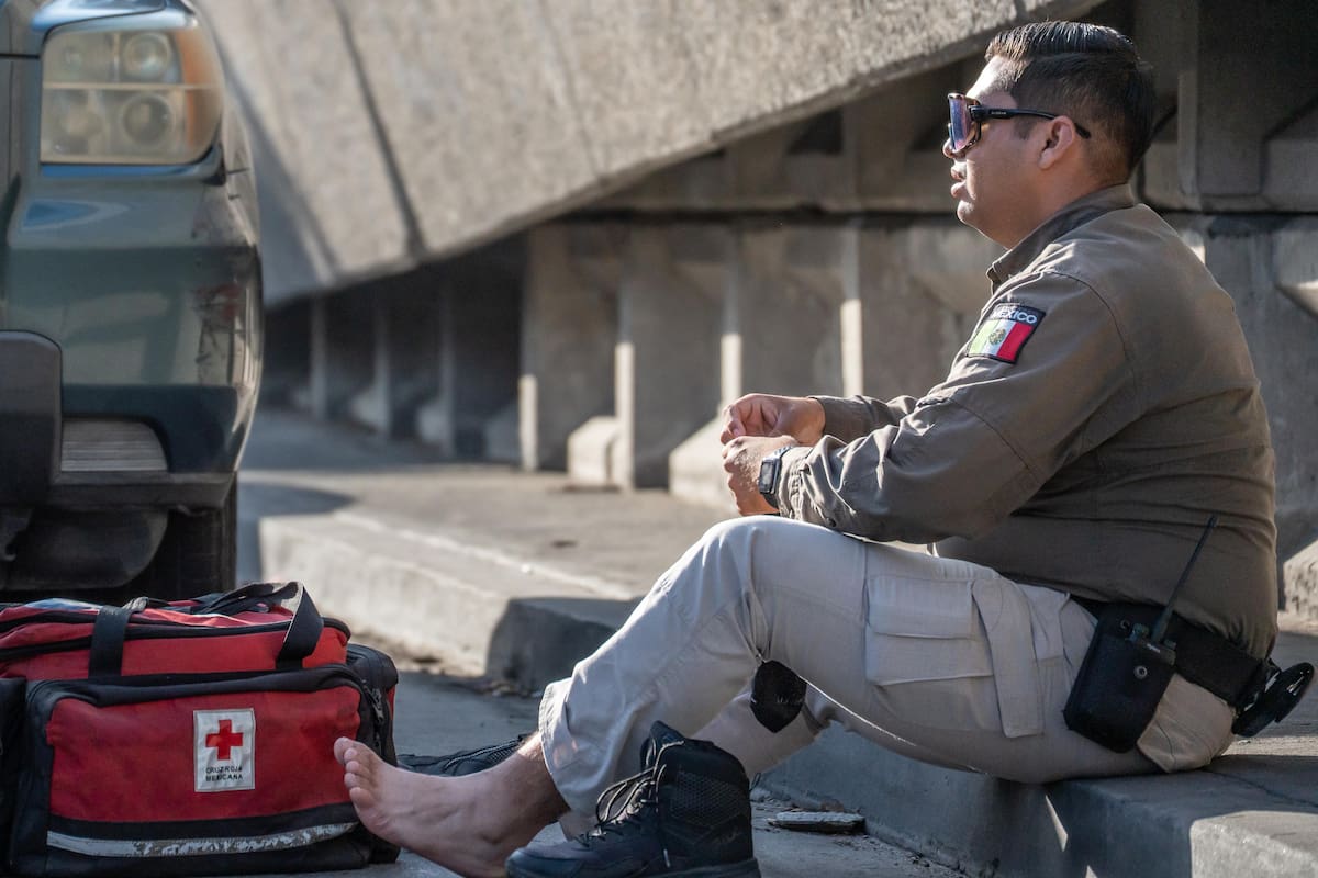 El auxiliar vial sufrió lesiones en un pie tras ser atropellado. Foto: Border Zoom