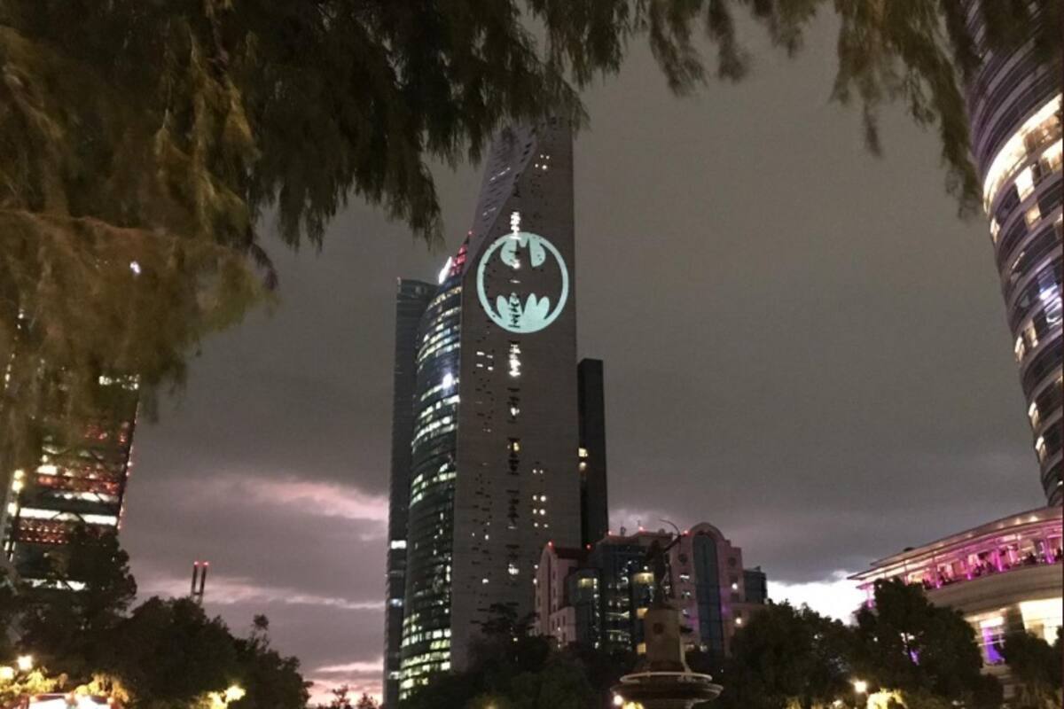 La "Batiseñal" ilumina la CDMX