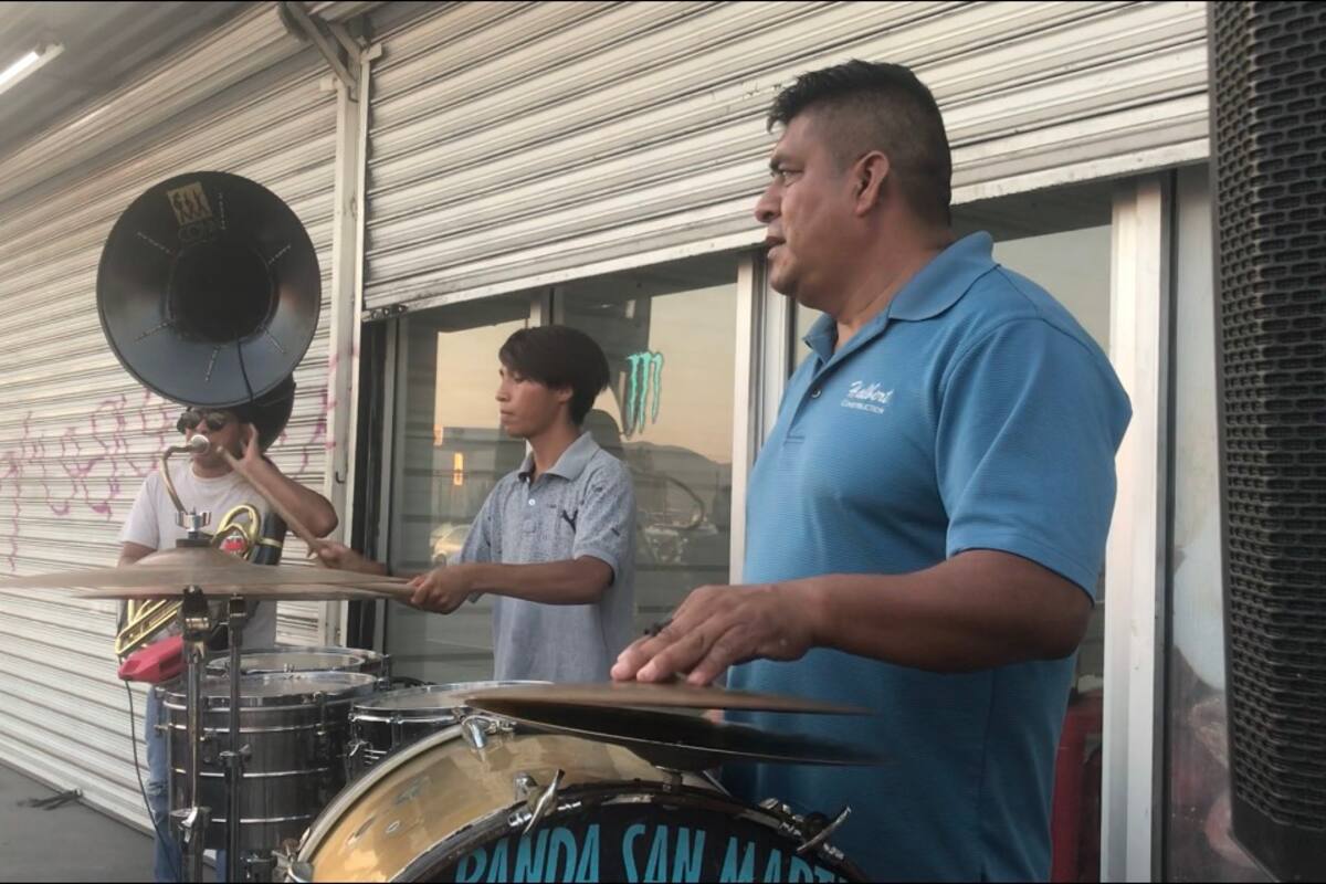 De los escenarios a tocar en semáforos en Tijuana