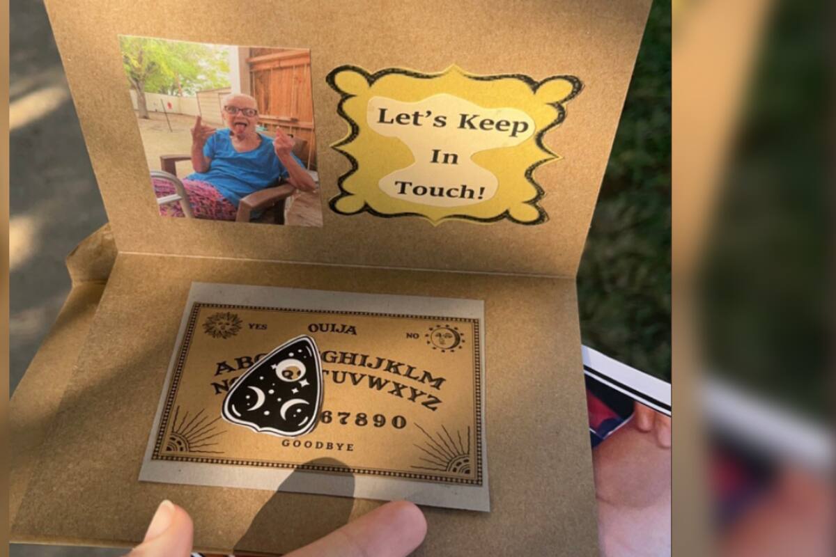 VIRAL: "Sigamos en contacto" Abuelita deja como regalo una ouija a asistentes de su funeral