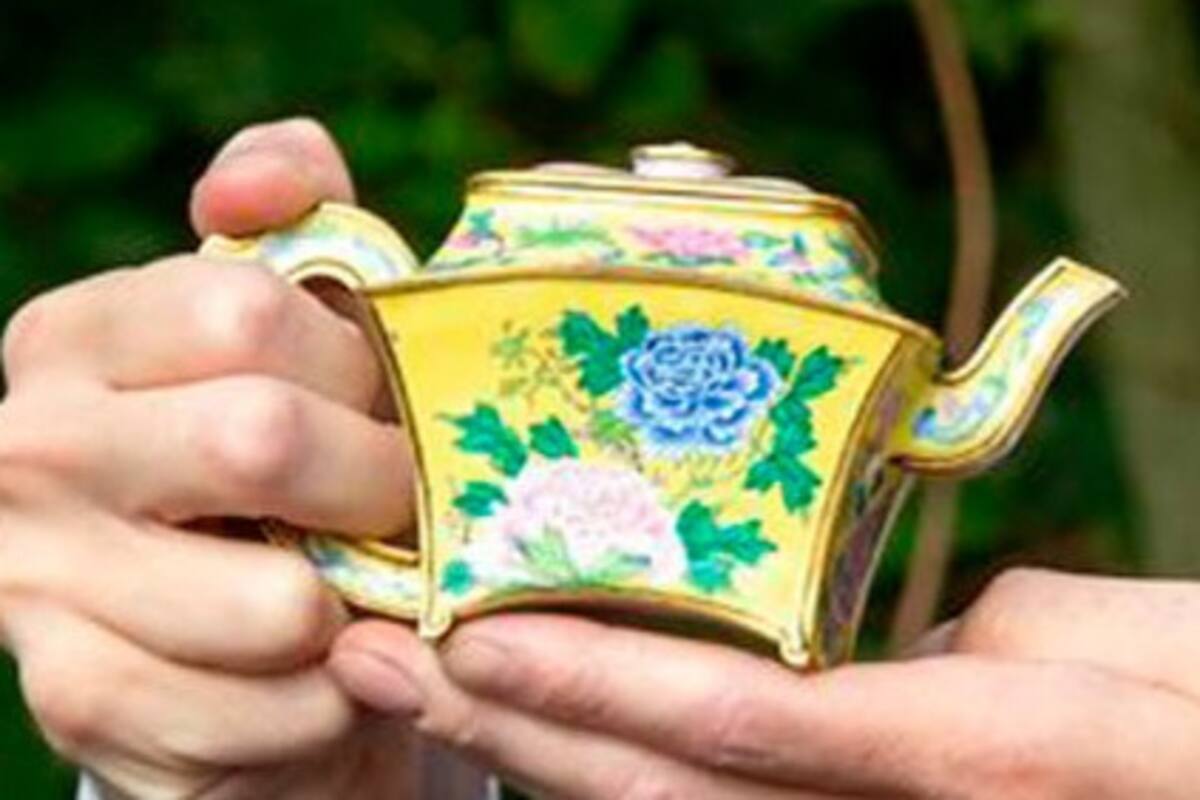 Hombre limpia su "garage" y encuentra "tetera" de 130 mil dólares