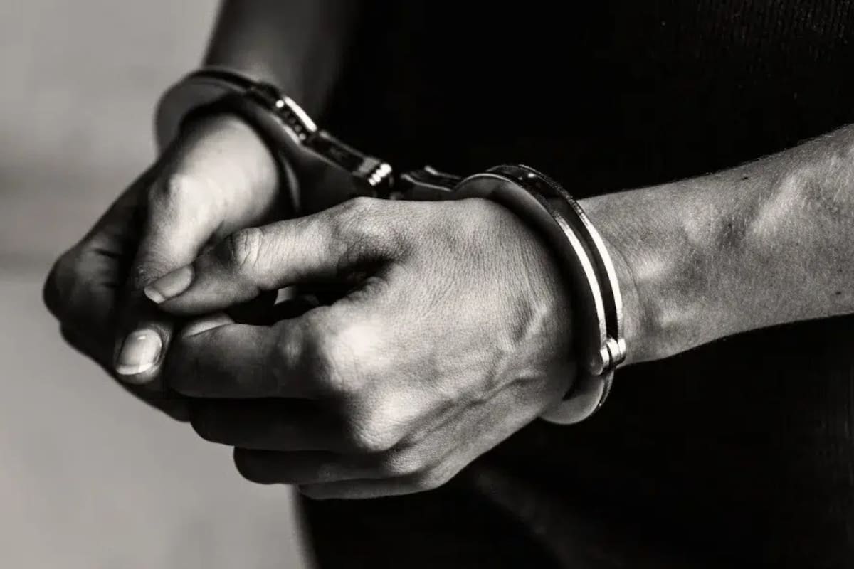 Taxista de 73 años asalta en CDMX a una mujer que solicitó un servicio; policía descubre que ya tenía antecedentes penales