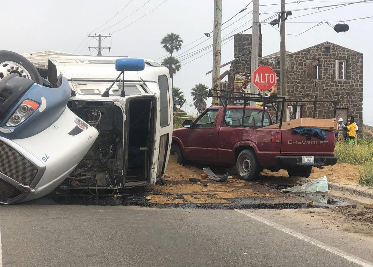 El tractocamión se impactó contra una camioneta en la que viajaban un joven y su padre.
