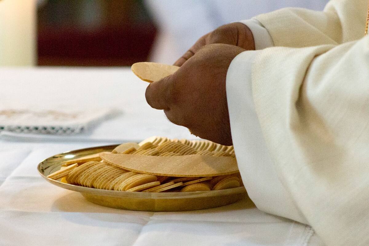 Sacerdote anuncia en plena misa que deja la sotana porque se enamoró