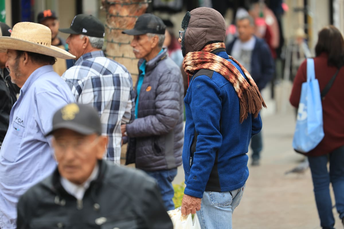 Gente abrigada por el frío en Hermosillo. Foto: Julián Ortega