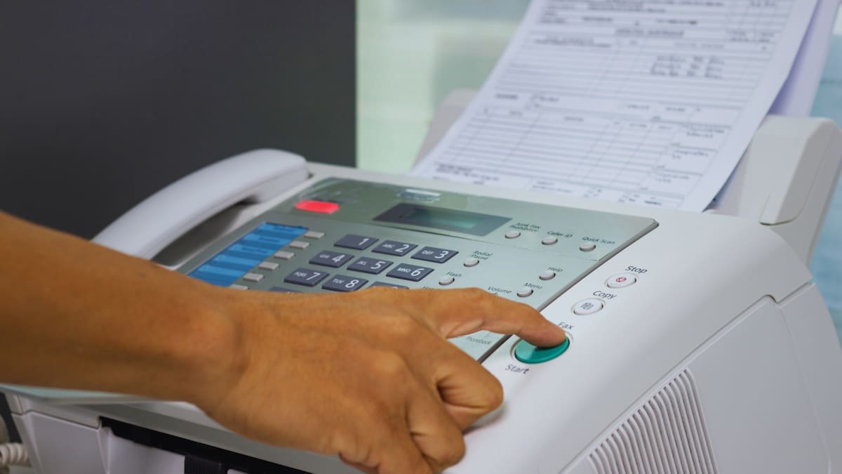 En Alemania, cambiar de domicilio, registrar un vehículo o realizar gestiones civiles básicas suele implicar acudir en persona al ayuntamiento, solicitar una cita con semanas de anticipación y presentar formularios en papel. Foto: Canva