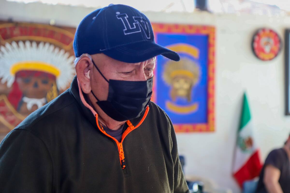 Don Carlos recupera el oído con dispositivo