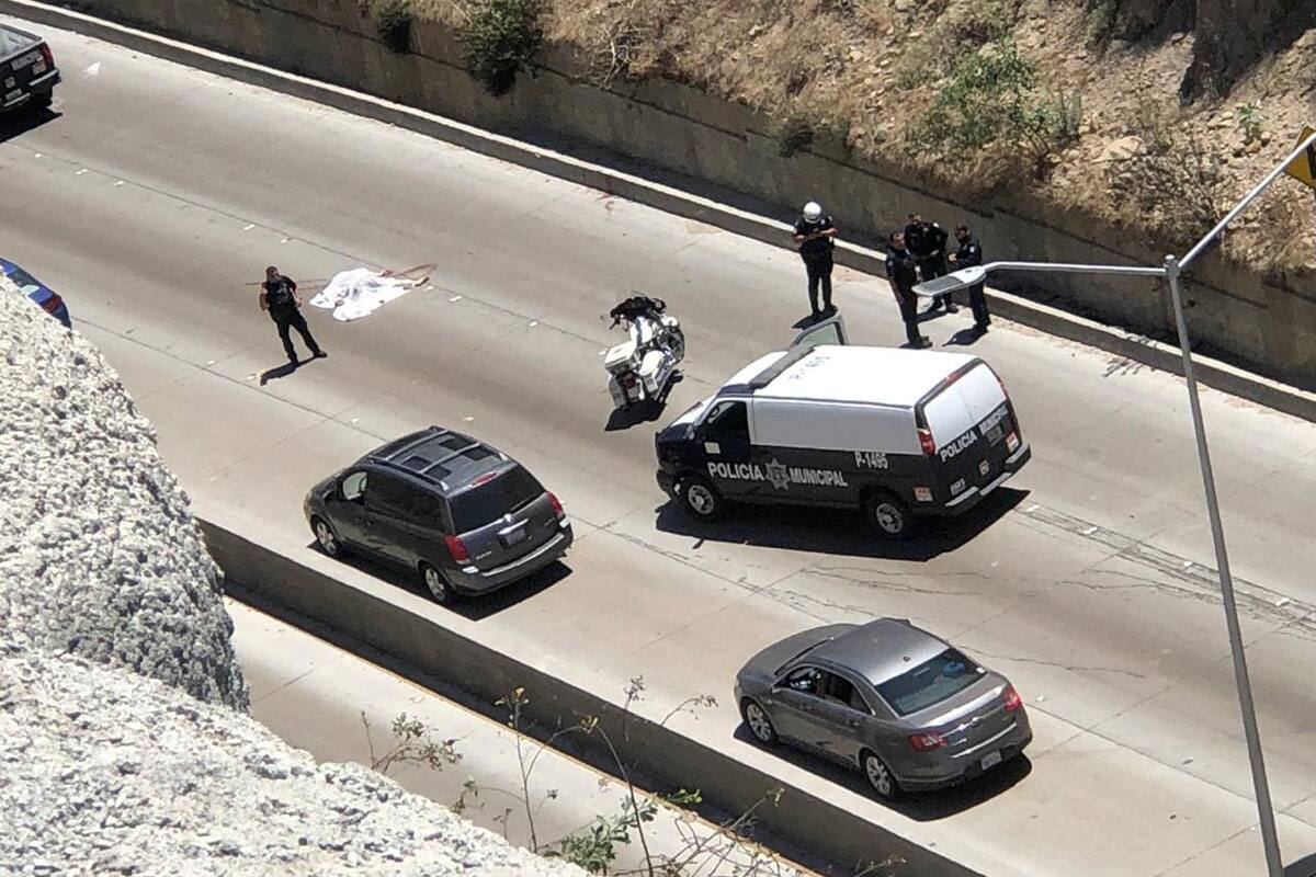 Hombre se lanza desde barranco en la Internacional