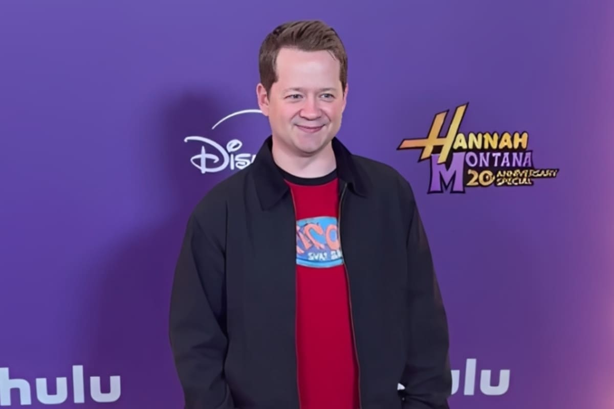 Jason Earles asiste al estreno de ‘Hannah Montana 20’ tras confirmar que mintió sobre su edad para interpretar a Jackson Stewart, hermano de Miley