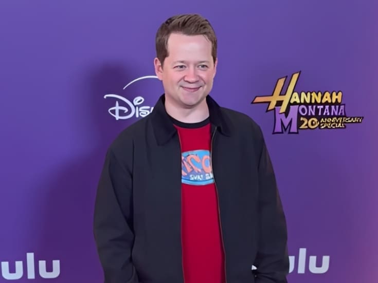 Jason Earles asiste al estreno de ‘Hannah Montana 20’ tras confirmar que mintió sobre su edad para interpretar a Jackson Stewart, hermano de Miley