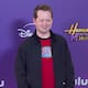 Jason Earles asiste al estreno de ‘Hannah Montana 20’ tras confirmar que mintió sobre su edad para interpretar a Jackson Stewart, hermano de Miley