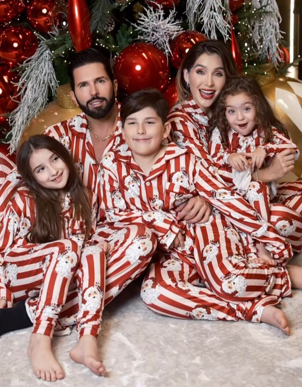La familia De Nigris posaron en pijama.