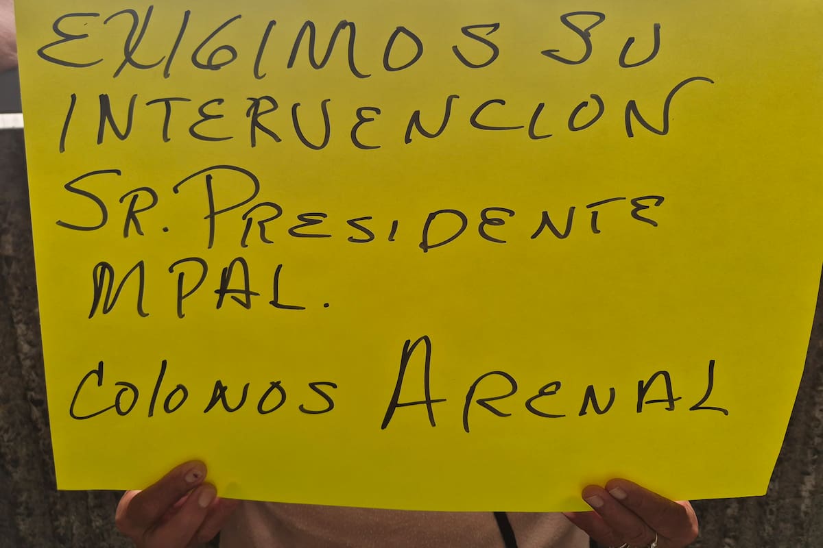 Denuncian vecinos de Arenales obstrucción de calle desde hace tres años