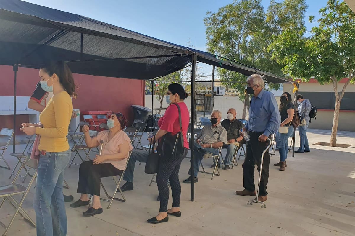 Empieza ordenadamente vacunación en la colonia Balderrama