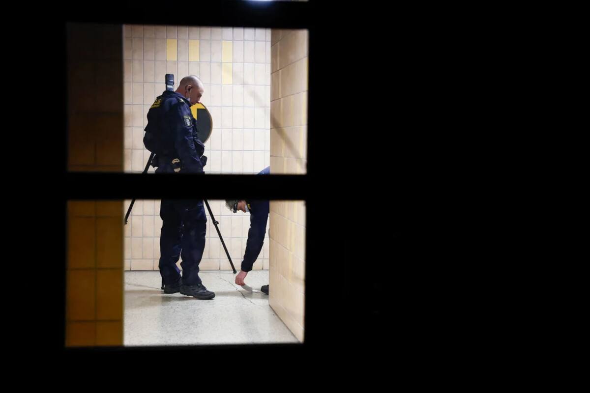 Investigadores de la policía en la escena de un crimen en un edificio de apartamentos en Soedertaelje, al sur de la capital sueca, Estocolmo, el 30 de enero. / Getty Images.