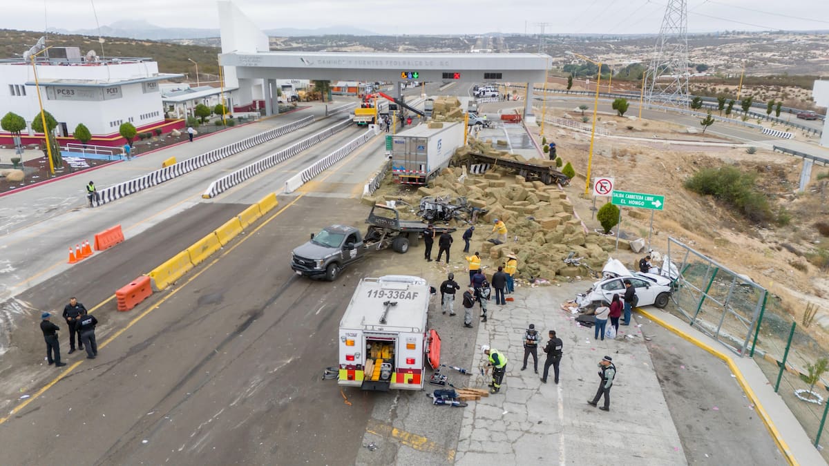 La unidad impactó varios automóviles y otro tráiler que transportaba alfalfa. Foto: Border Zoom