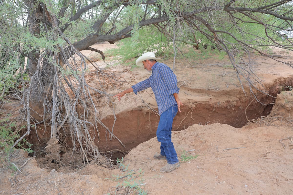 Ángel Alfonso Tarazón muestra las grietas que se abrieron a finales de agosto en el rancho San Pablo. Foto: Especial