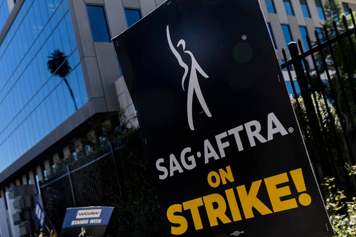 Fotografía de archivo, tomada el pasado 6 de octubre, en la que se registró una pancarta del sindicato estadounidense de Actores de Radio y Televisión (SAG-AFTRA, en inglés), durante una jornada de protestas en medio del actual paro laboral de los artistas, en Los Ángeles (California, EE.UU.). EFE/Etienne Laurent