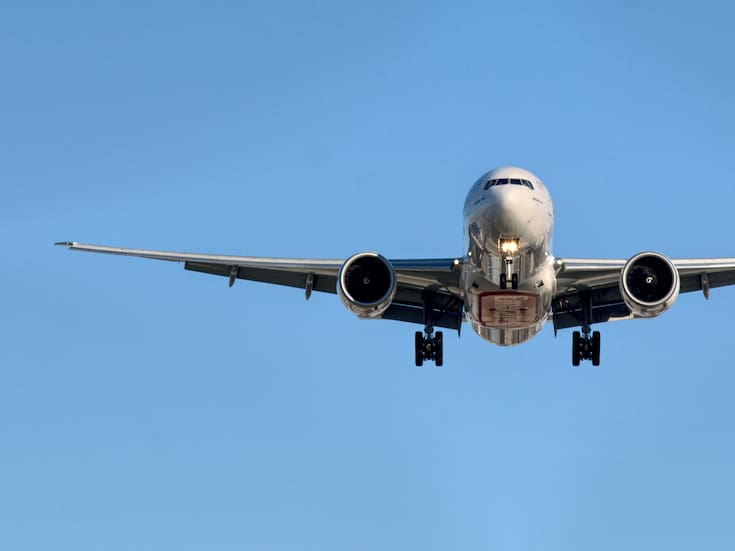 Pasajero va a tribunales tras intentar abrir la puerta de un avión de Alaska Airlines en pleno vuelo: Esto es lo que se sabe